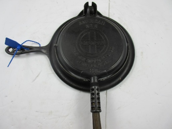 Griswold #8 Low Base 886 Waffle Iron wood handle
