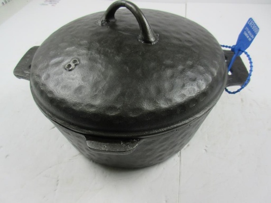 Unmarked Hammered #8 Dutch Oven no Bail