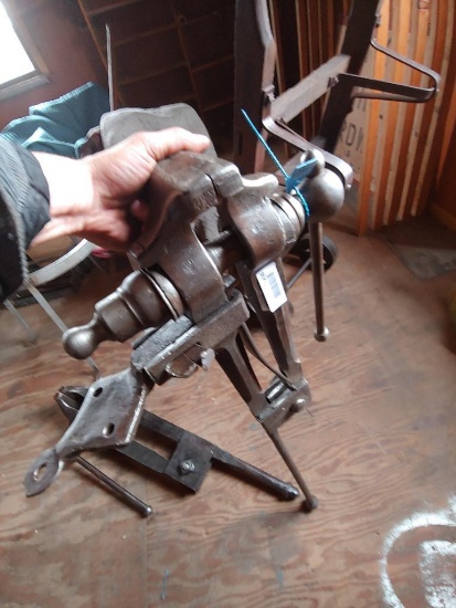 Good Clean 4" Post Vise