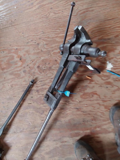 4 1/2" Post Vise