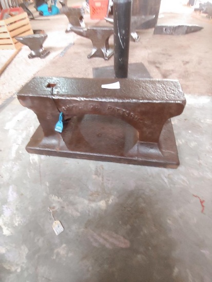 Well supply Co. Pittsburg bridge Anvil good early piece good condition for a bridge