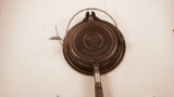 Wagner-0-1408 Low Base wooden handle, w/ Mold flaw, Waffle Iron