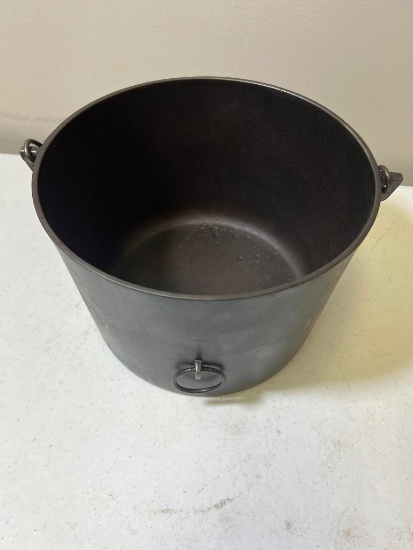 Sidney Hollowware Co. No. 8 Cast Iron Flat Bottom Kettle