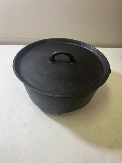 Large 3 footed Wagnerware No. 10 Cast Iron Dutch Oven, w/ matching lid