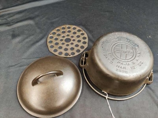 Griswold #6-2605 Dutch Oven with lid and Trivet, good set