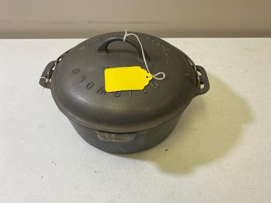Griswold No. 8 Tite Top Large Block Dutch Oven with lid and Trivet