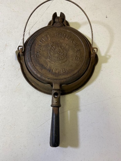 Favorite Piquaware No. 8 Waffle Iron with low base, Stoves and ranges logo