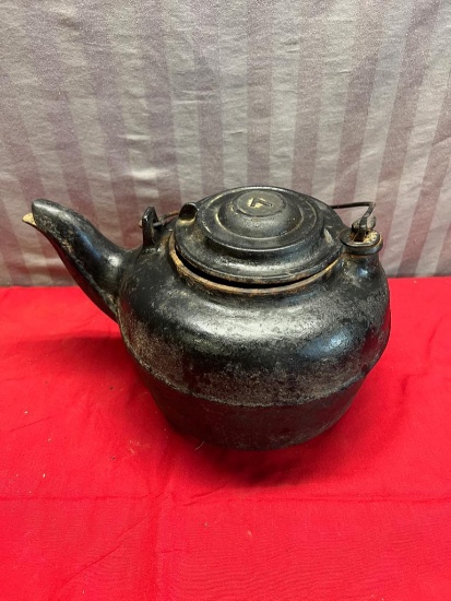No. 7 Cast Iron Tea Kettle with Gatemark on bottom