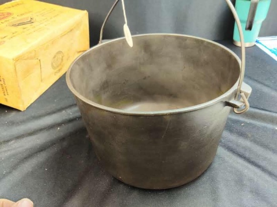 Griswold #8-811A Kettle, HAS SMALL CRACK