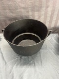 Gatemarked 3 footed Bean pot w/ handle