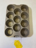 Wagnerware 1337 Muffin Pan
