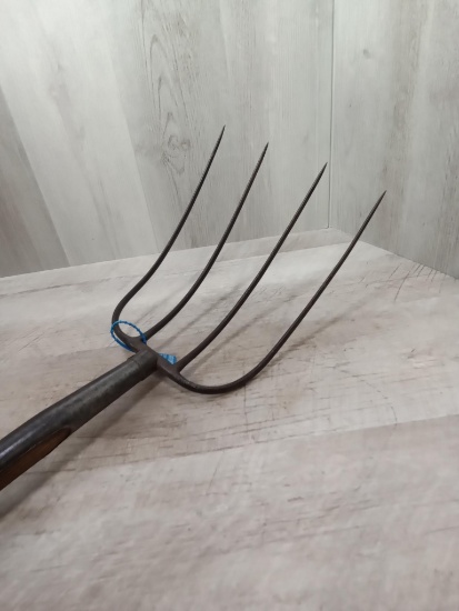 Winchester 4 prong manure Fork