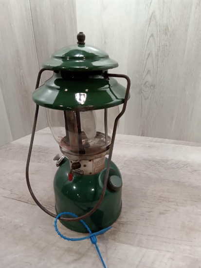 8-82 Coleman Green 201 Kerosene Lantern Pyrex globe