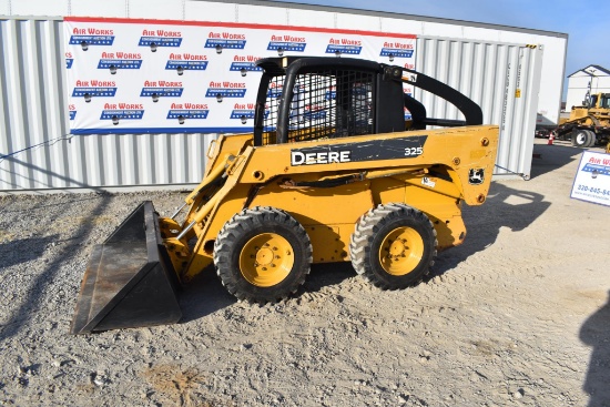 (INV852) Deere 325 Skidsteer, 2,000 + hrs, rubber tired, 84in. bucket,
