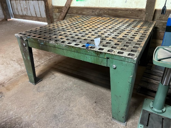 Acorn Farb Table 60" x 60"