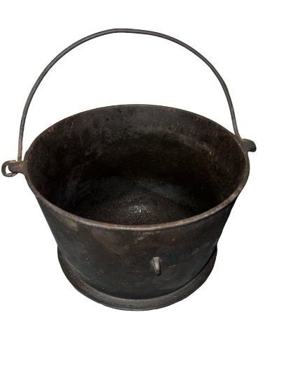 Erie No. 8 Cast Iron 3- legged kettle w. bail handle