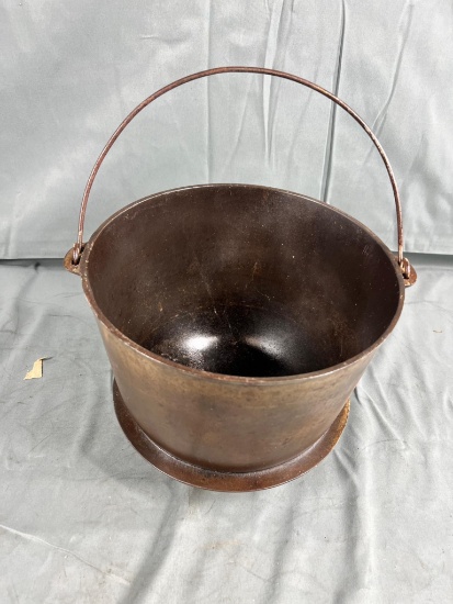 Wagner no. 8 3- legged cast iron kettle
