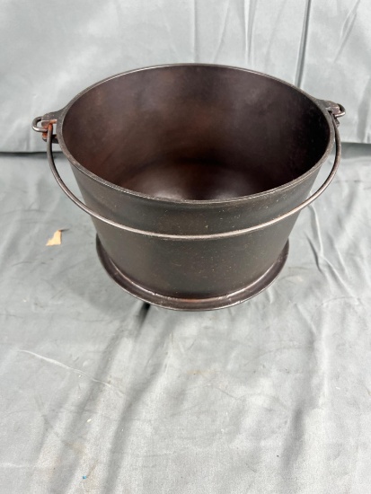 Erie No. 8 Cast Iron 3- legged kettle