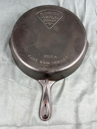 Wagner Pie Logo no. 9 Cast Iron Skillet, cracked see pics