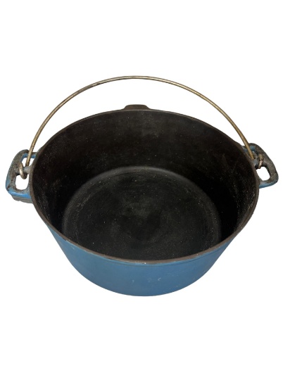 Piquaware Favorite no. 8 Blue Enamel Cast Iron Dutch Oven bottom