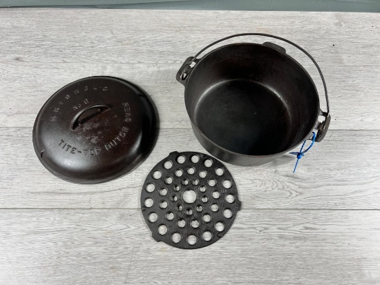 GRISWOLD NO. 9 TITE TOP BASTER DUTCH OVEN W/ TRIVET