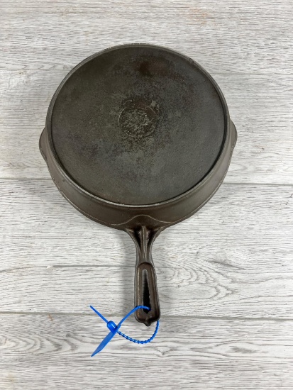 Wapak Indianhead No. 10 Cast Iron Skillet w/ heat ring