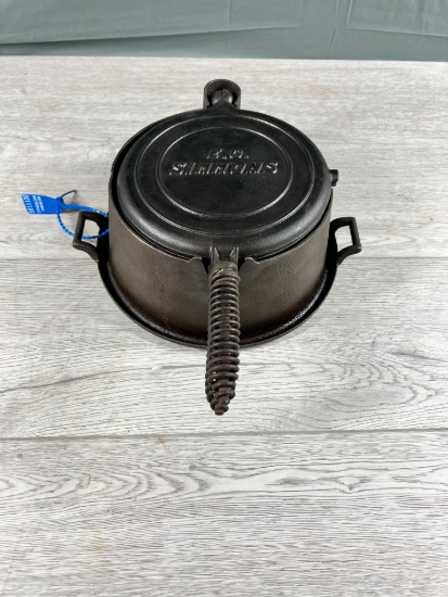 EC Simmons Keen Kutter Cast Iron Waffle Iron w/ high base
