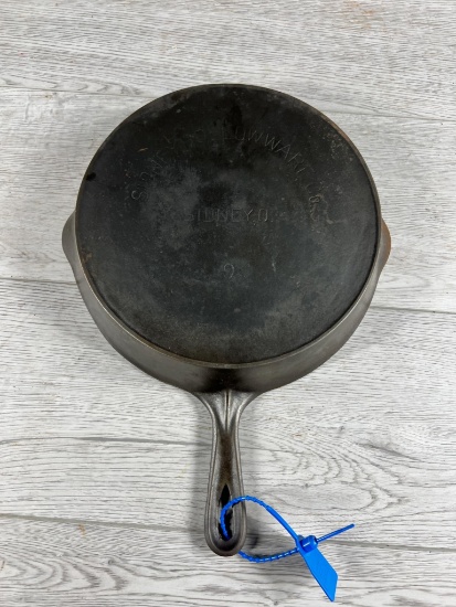 Sidney Hollowware #9 Cast Iron Skillet w/ heat ring