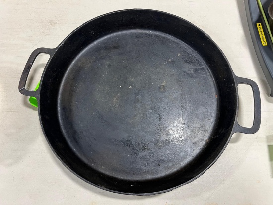 Wagner Transitional No. 20 Hotel Skillet, sits flat