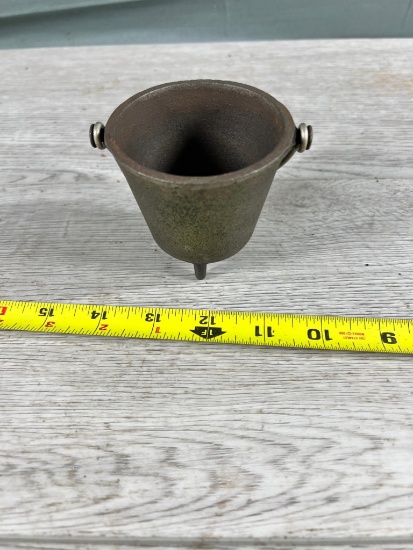 Griswold 3 Legged Kettle w/ handle