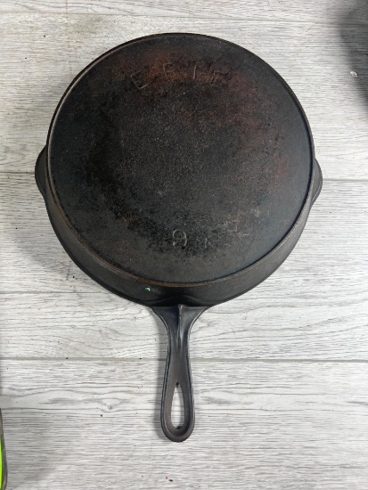 Erie No. 9 cast iron skillet w/ heat ring