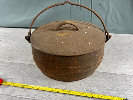 Early Fdy Co. 4 Gallon Cast Iron kettle w/ lid