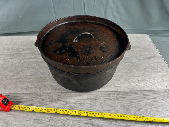 Unmakred No. 10 Cast Iron Dutch Oven w/ lid
