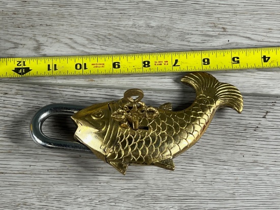 Unusual padlock w/ key