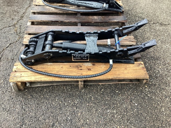 New Unused GIYI Hydraulic Excavator Thumb, Fits Cat 3 Ton Excavator