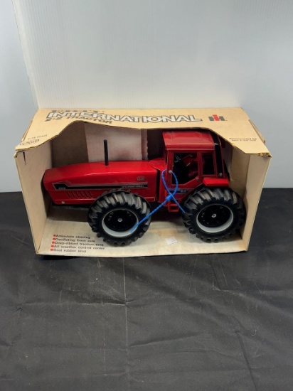 1/16 International 6388 with cab NIB