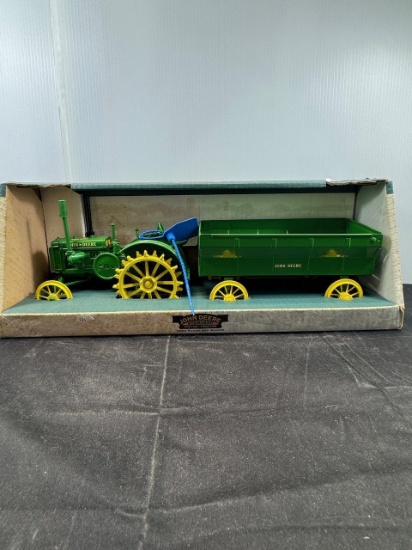 1/16 John Deere Tractor and Wagon NIB