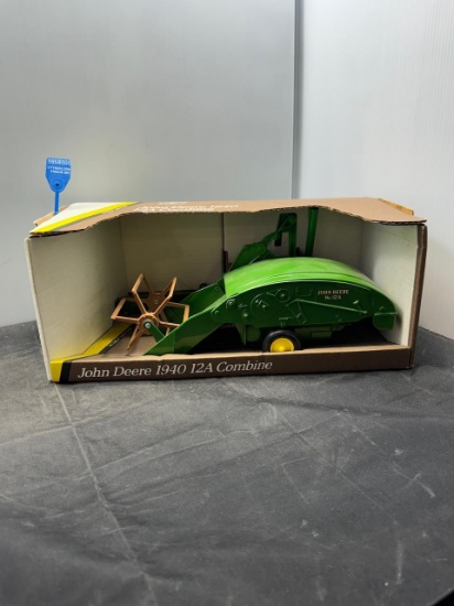 1/16 scale John Deere 1940 12A combine N.I.B.