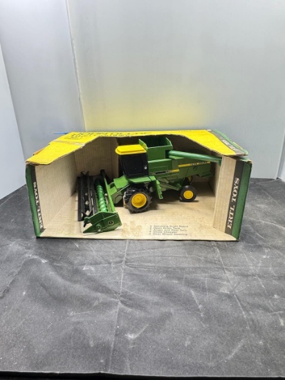 1/16 scale John Deere Titan combine N.I.B older style