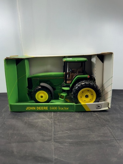 1/16 scale John Deere 8400 Tractor w cab older Box N.I.Box