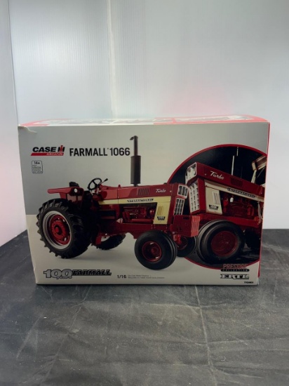 1/16 scale CASE Farmall 1066 Prestige collection w Pulling wts N.I.B.