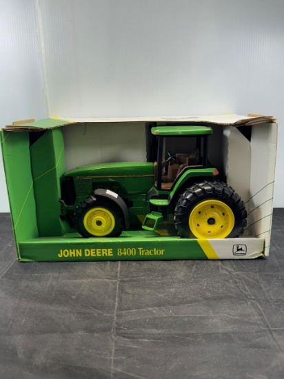 1/16 scale John Deere 8400 collector Edition Dual cab older Box