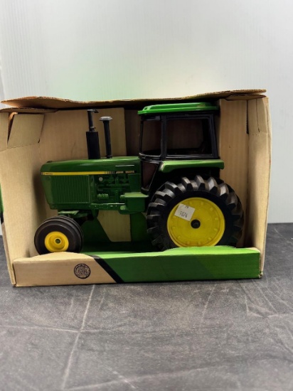 1/16 scale John Deere 4255 w.cab. N.I.B older style