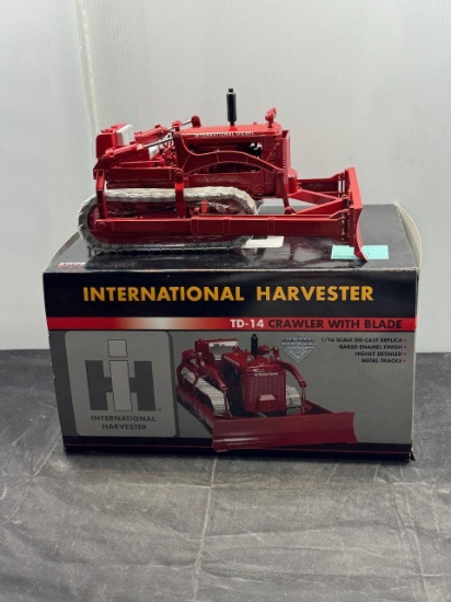 1/8 scale I.H. TD-14 crawler w Blade classic series N.I.B