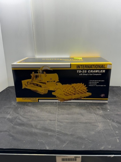 1/25 scale John Deere 25 crawler W compactor N.I.B.