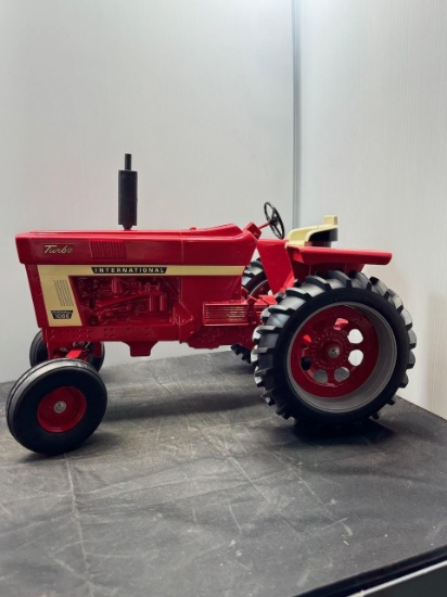 1/8 scale I. Farmall 1066 Turbo 100th Anv. Signature N.I.B.