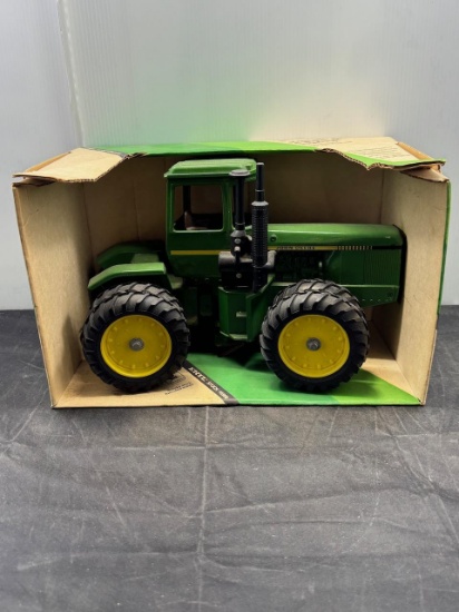 1/16 scale John Deere 4850R 4 w Drive N.I.B older style
