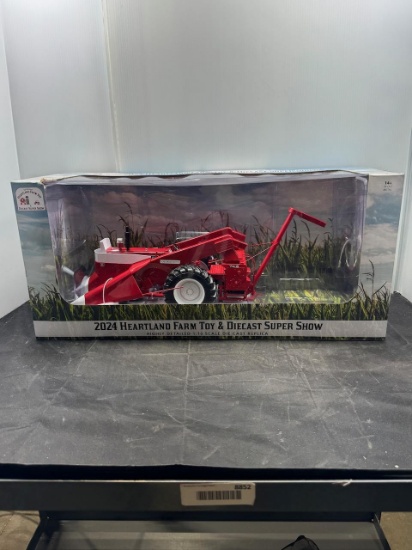 2024 Heartland Farm toy collectors 1650 w 74-5 corn Picker 5th Annual Rare N.I.B.