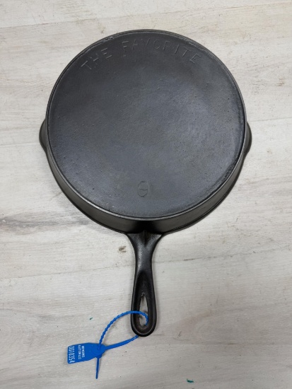 The Favorite no. 9 Cast Iron Skillet w/ heat ring