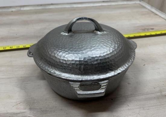 Hammered Cast Iron Dutch Oven w/ matching lid